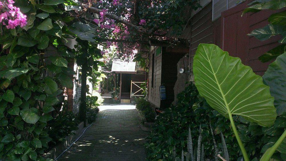 오요 44084 옴박 인 샬레 캄풍 텔룩 니파 외부 사진